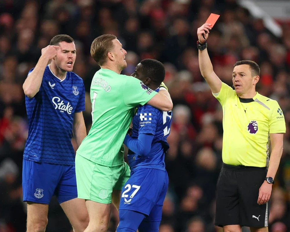 HLV Everton nói điều khiến tất cả ngỡ ngàng khi học trò bị đuổi vì tát... đồng đội - Ảnh 1.