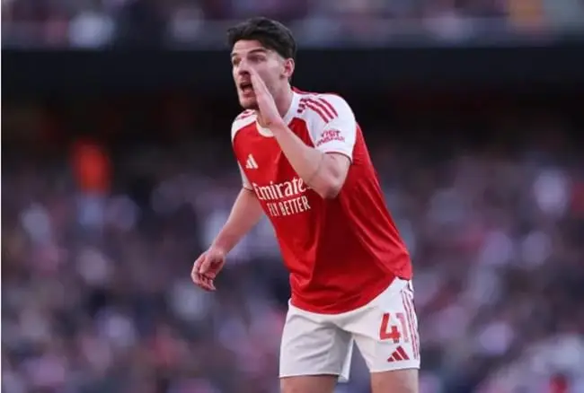 Declan Rice gui tin nhan cho Moises Caicedo.
