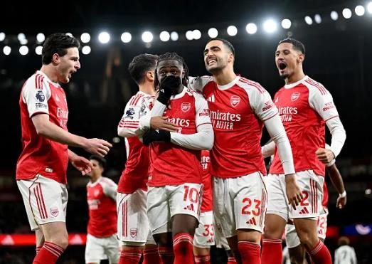 Arsenal dang dan dau o Ngoai hang Anh mua nay.
