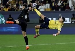 anh-man-hinh-2025-11-24-luc-55740e280afsa-2411060042 Ronaldo gây sốt với siêu phẩm ngả bàn đèn