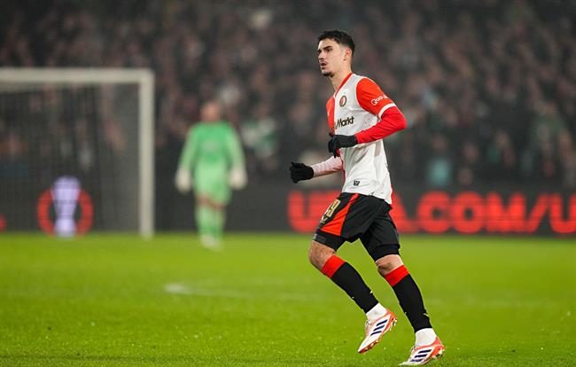 Con trai Robin van Persie ra mắt sân chơi Europa League 1