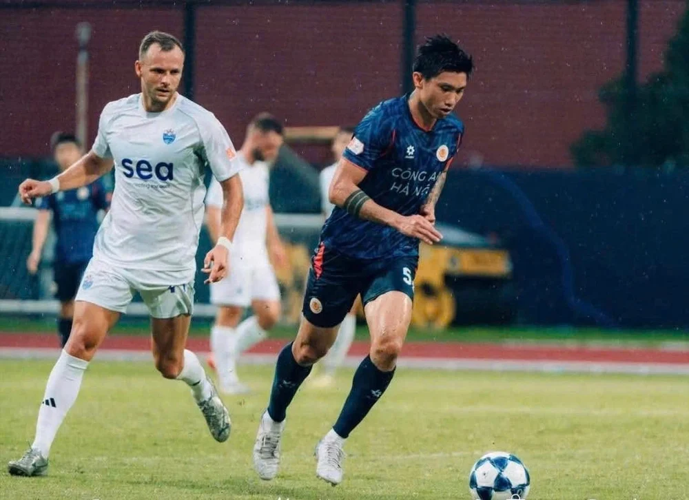 CLB CAHN báo tin "nóng", đăng ký Văn Hậu ở giai đoạn lượt về V-League 2025/26 - Ảnh 1. CLB CAHN báo tin "nóng", đăng ký Văn Hậu ở giai đoạn lượt về V-League 2025/26 - Ảnh 1.