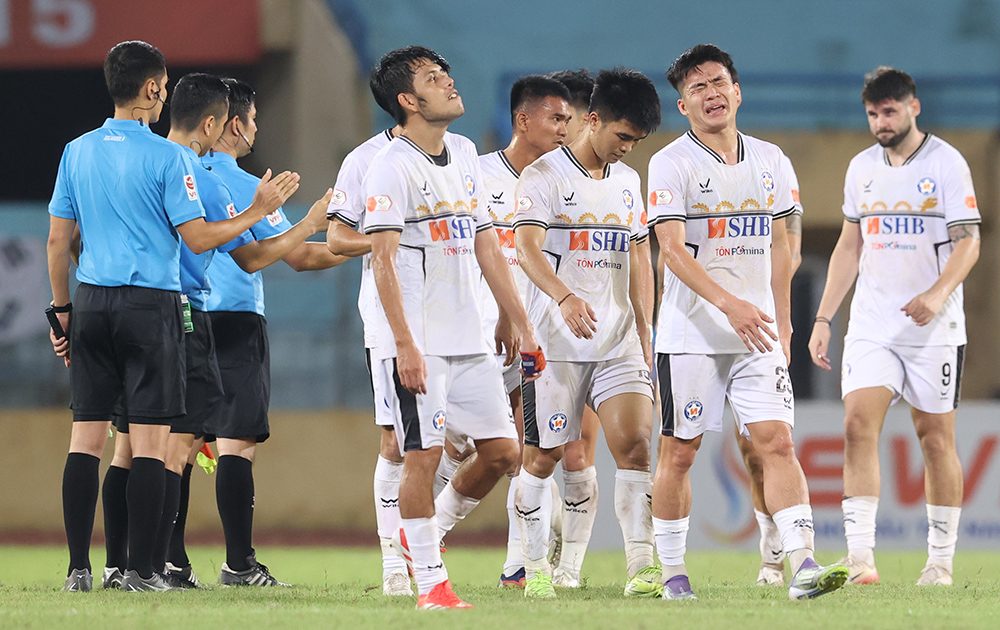 Nóng bỏng cuộc chiến sinh tồn ở V-League - Ảnh 1. Nóng bỏng cuộc chiến sinh tồn ở V-League - Ảnh 1.