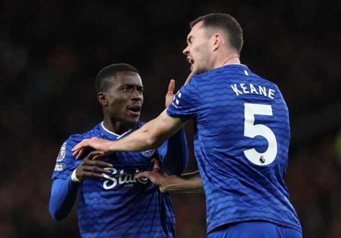 Idrissa Gueye đã khiến cả sân Goodison Park choáng váng khi tát thẳng vào mặt đồng đội Michael Keane trong trận Everton thắng MU 1-0 ở vòng 12 Ngoại hạng Anh