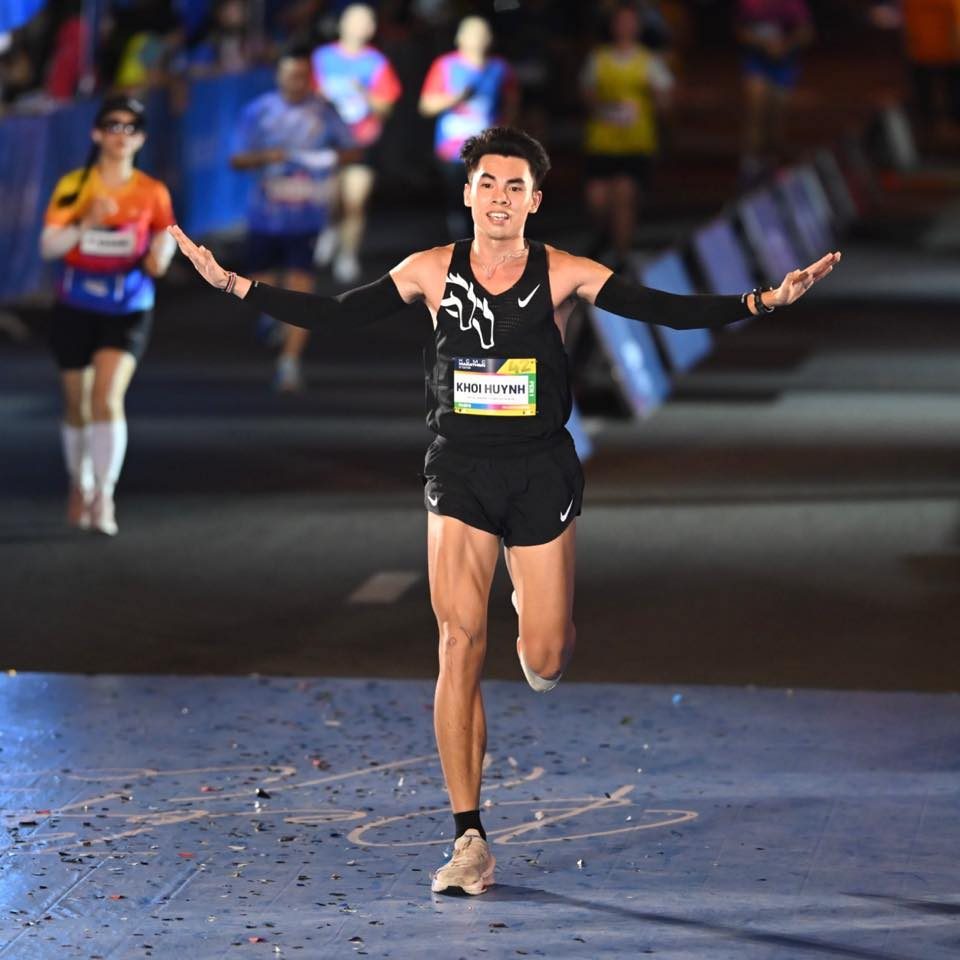 Huỳnh Anh Khôi lập kỷ lục cá nhân mới tại giải Halong Bay Heritage Marathon 2025 với thành tích 2 giờ 23 phút 34 giây. Ảnh: FBNV Huỳnh Anh Khôi lập kỷ lục cá nhân mới tại giải Halong Bay Heritage Marathon 2025 với thành tích 2 giờ 23 phút 34 giây. Ảnh: FBNV