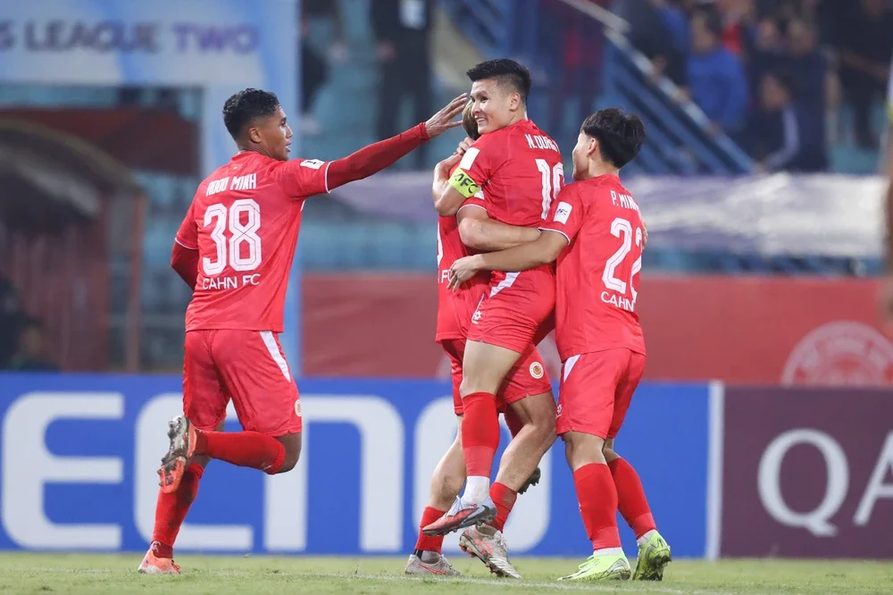Chủ nhà CAHN đánh bại CLB Bắc Kinh Quốc An 2-1 ở cúp C2 Châu Á. Ảnh: Hoàng Linh