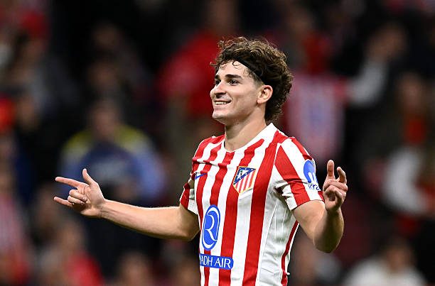 Julian Alvarez là một trong 4 ngôi sao được Barca đưa vào danh sách rút gọn để thay thế Lewandowski