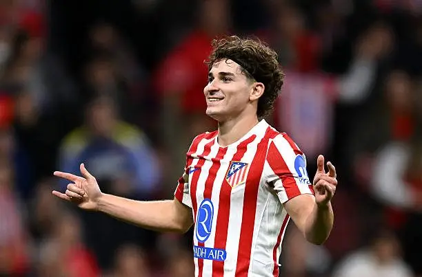 Julian Alvarez là một trong 4 ngôi sao được Barca đưa vào danh sách rút gọn để thay thế Lewandowski