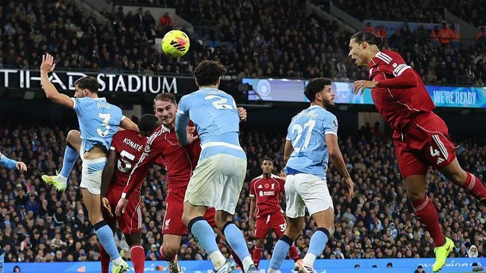 HLV Liverpool thừa nhận sai lầm gây ra bởi trọng tài 'thiên vị' Man City - Ảnh 1.