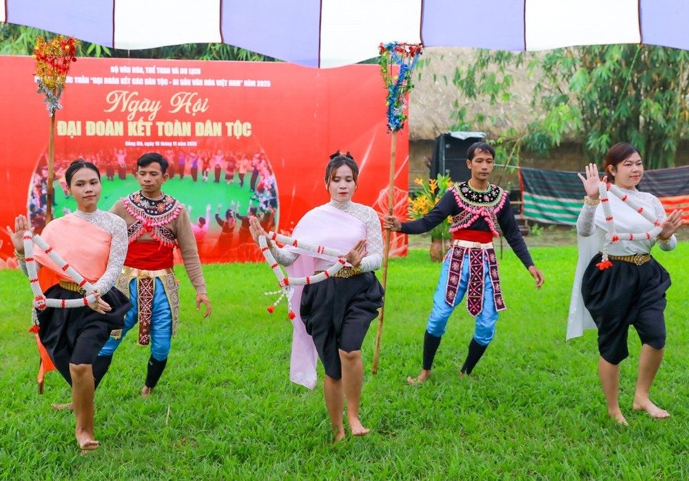 Giao lưu “Ngày hội đại đoàn kết các dân tộc” - Ảnh 5. Giao lưu “Ngày hội đại đoàn kết các dân tộc” - Ảnh 5.
