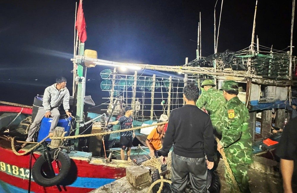 Ứng cứu 7 thuyền viên gặp nạn trên biển - Ảnh 1. Ứng cứu 7 thuyền viên gặp nạn trên biển - Ảnh 1.