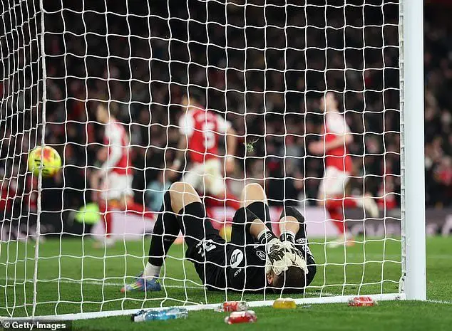 Arsenal thắng nhọc đội bét bảng nhờ hai pha phản lưới - Ảnh 1.