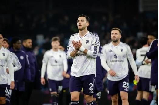 Diogo Dalot bi chi trich du doi sau tran thua Aston Villa.