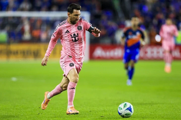 2025-11-24t005627z1646758927mt1usatoday27666758rtrmadp3mls-mls-cup-playoffs-eastern-conference-semifinal-inter-miami-cf-at-fc-cincinnati-1-17646466952201770235802-1 Messi - Ảnh 1.