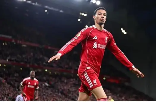 Michael Owen dua ra tuyen bo gay soc ve Liverpool.