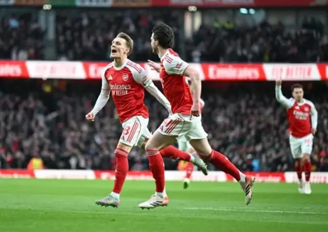 Arsenal vua danh bai Brighton voi ty so 2-1.