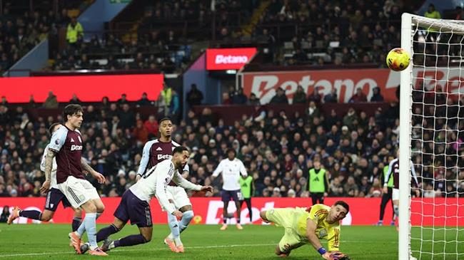 Roy Keane chia se ve man trinh dien cua Matheus Cunha truoc Aston Villa.