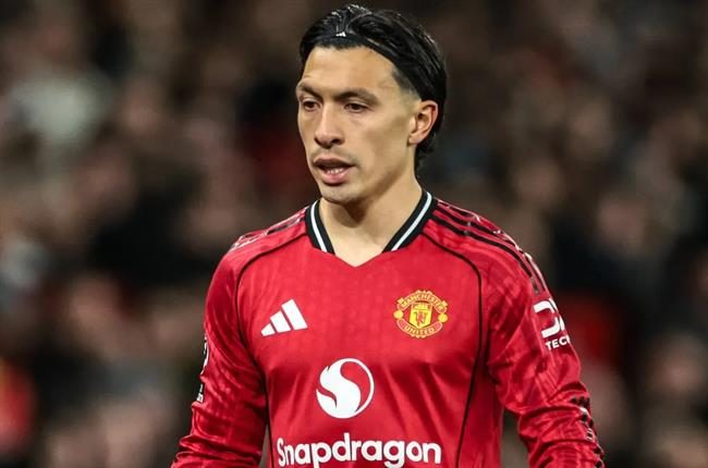 Lisandro Martinez đeo băng đội trưởng của MU ở trận đấu với Newcastle. Lisandro Martinez deo bang doi truong cua MU o tran dau voi Newcastle.