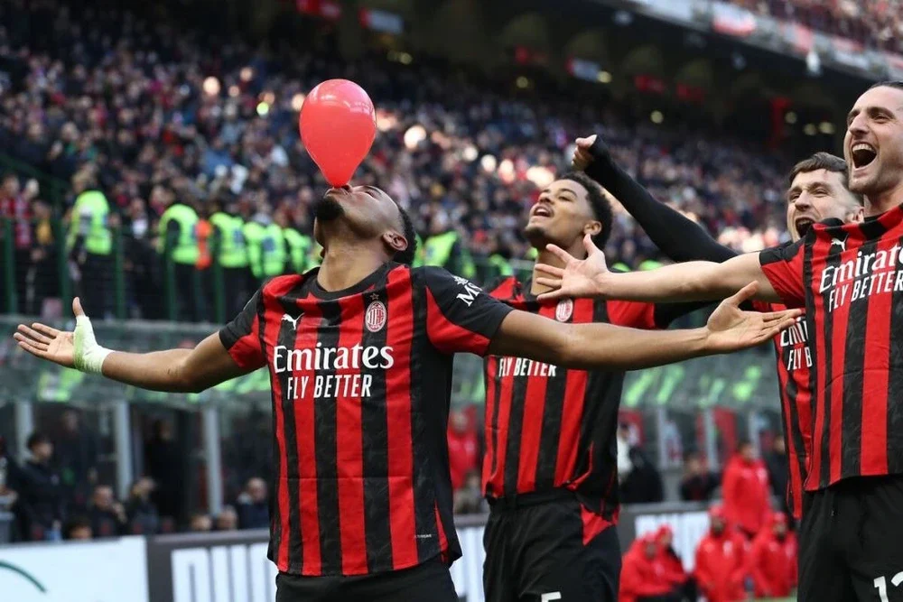 Nkunku lập cú đúp, Milan tạm chiếm ngôi đầu Serie A - Ảnh 1.
