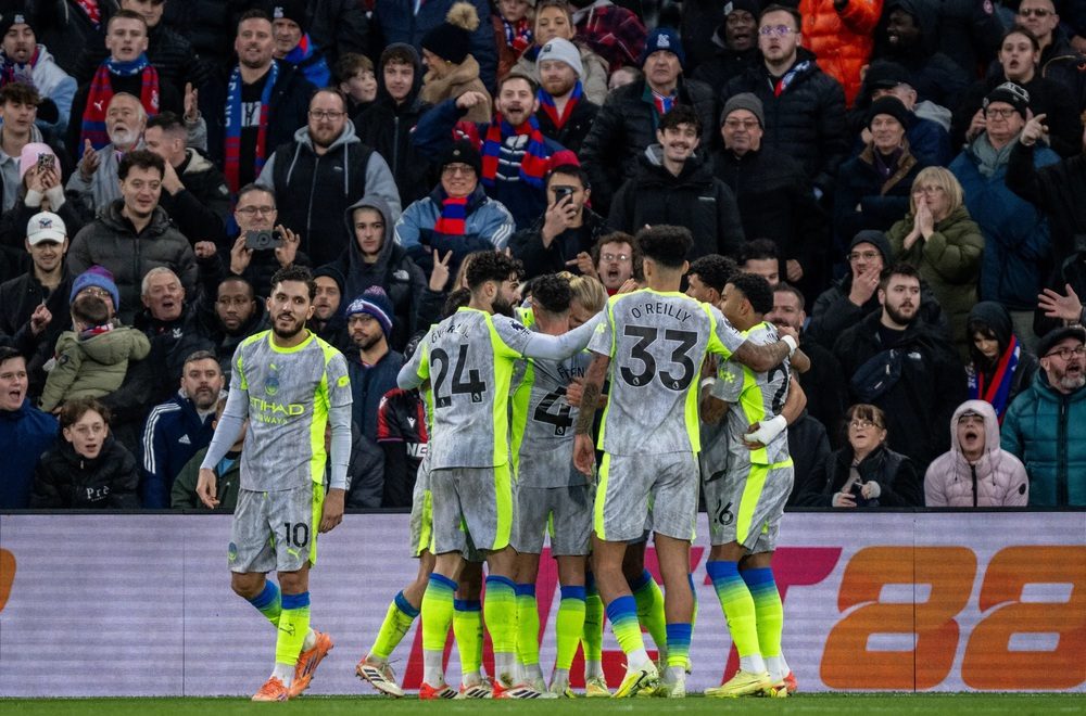Cuộc đua vô địch Premier League: Bóng ma Man City rình rập Arsenal - Ảnh 1.