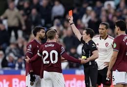 Paqueta phẫn nộ sau tấm thẻ đỏ trong trận đấu Liverpool