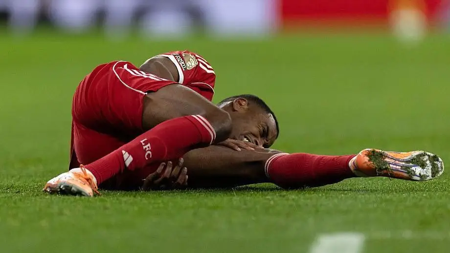 Isak chấn thương nặng, Liverpool tính sao đây? - Ảnh 1.