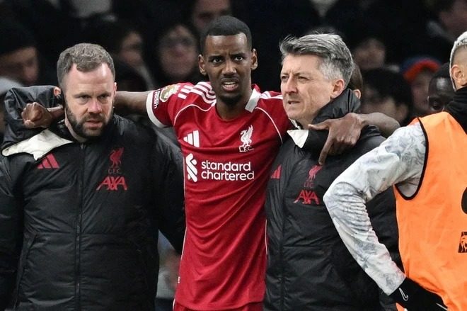 Isak ghi bàn rồi chấn thương, Liverpool thắng nhọc nhằn ở Ngoại hạng Anh - Ảnh 1. Isak ghi bàn rồi chấn thương, Liverpool thắng nhọc nhằn ở Ngoại hạng Anh - Ảnh 1.
