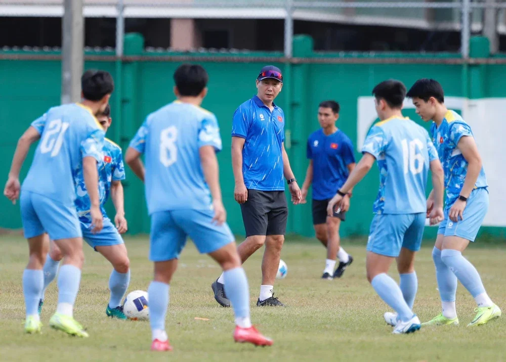 Tin nóng bóng đá Việt Nam hôm nay 10/12: U22 Việt Nam lên kế hoạch đánh bại U22 Malaysia; Tuyển nữ Việt Nam mất 5 tiếng đi tập tại SEA Games 33 - Ảnh 1.