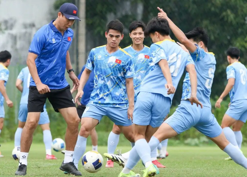 HLV Kim Sang Sik nhận tin cực vui trước trận bán kết SEA Games với U22 Philippines - Ảnh 1.