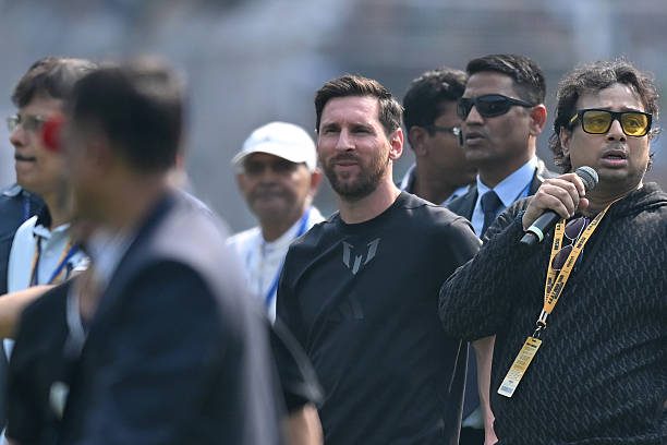 Messi có mặt tại Ấn Độ trong khuôn khổ một chuyến công du quy mô lớn, bao gồm việc tham dự các buổi hòa nhạc, giao lưu học viện bóng đá trẻ, giải padel, đồng thời ra mắt nhiều sáng kiến từ thiện tại các thành phố lớn như Kolkata, Hyderabad, Mumbai và New Delhi Messi có mặt tại Ấn Độ trong khuôn khổ một chuyến công du quy mô lớn, bao gồm việc tham dự các buổi hòa nhạc, giao lưu học viện bóng đá trẻ, giải padel, đồng thời ra mắt nhiều sáng kiến từ thiện tại các thành phố lớn như Kolkata, Hyderabad, Mumbai và New Delhi