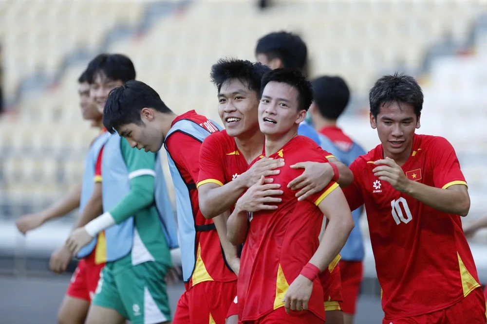 HLV Kim Sang Sik: ‘Tôi muốn dành cho cầu thủ 100 điểm’ - Ảnh 1.