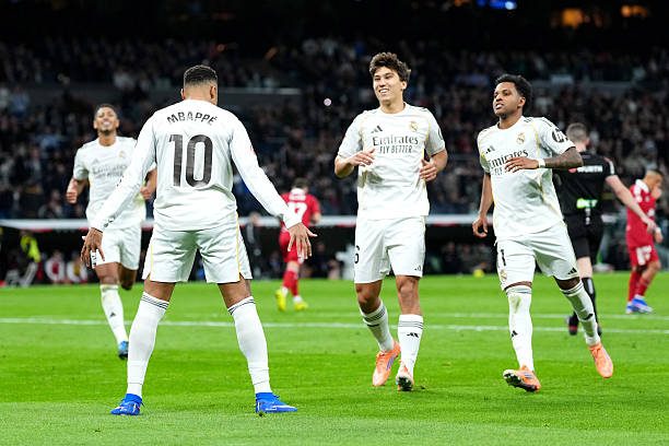 Rạng sáng 21/12, sân Bernabeu chứng kiến thêm một đêm thi đấu hiệu quả của Real Madrid khi đội bóng Hoàng gia giành chiến thắng 2-0 trước Sevilla ở vòng 17 La Liga. Rạng sáng 21/12, sân Bernabeu chứng kiến thêm một đêm thi đấu hiệu quả của Real Madrid khi đội bóng Hoàng gia giành chiến thắng 2-0 trước Sevilla ở vòng 17 La Liga.