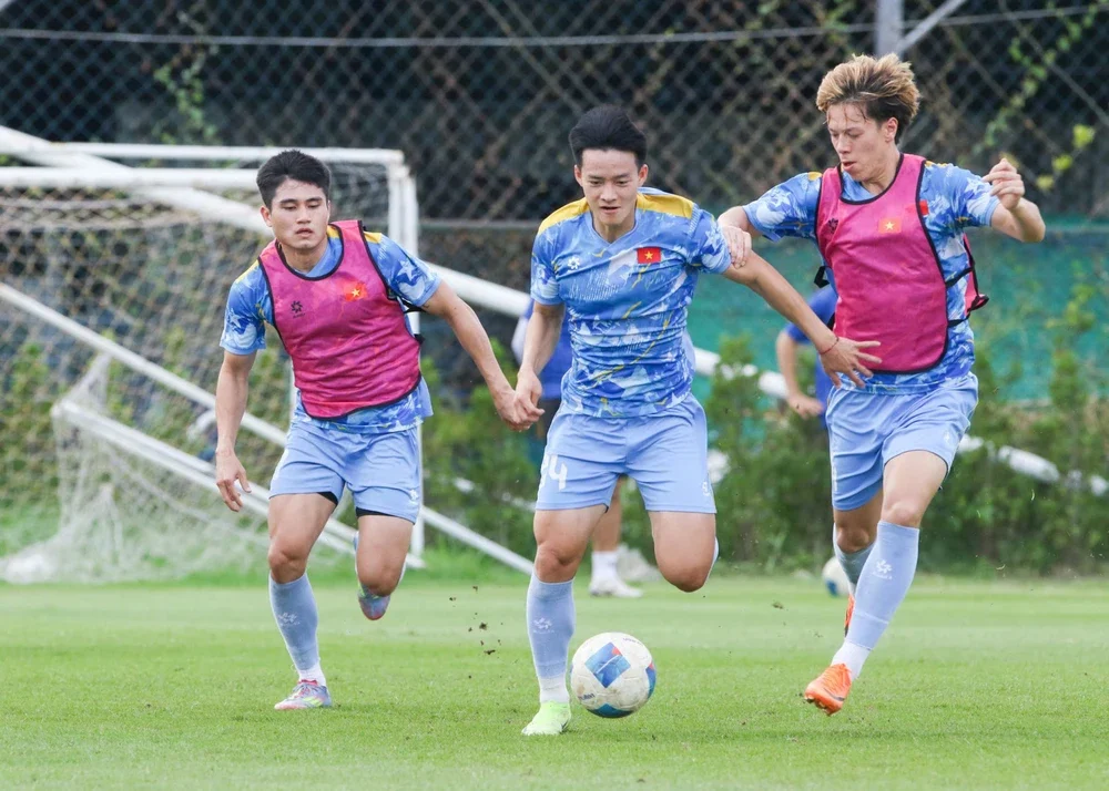 Tin nóng bóng đá Việt Nam hôm nay 15/12: U22 Việt Nam thiếu trợ lý Hàn Quốc; Futsal nam gia nhập Top 20 thế giới - Ảnh 1.
