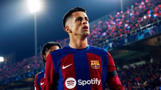 Joao Cancelo vuot qua kiem tra y te sap gia mat Barca.