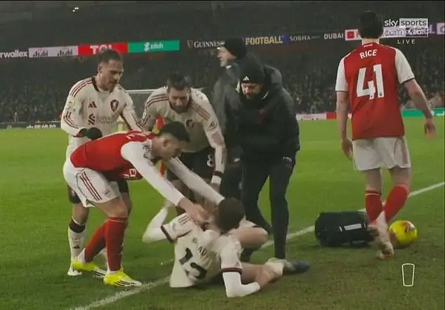 Sao Arsenal có hành vi 'đáng xấu hổ' trong trận hòa thất vọng với Liverpool - Ảnh 1.