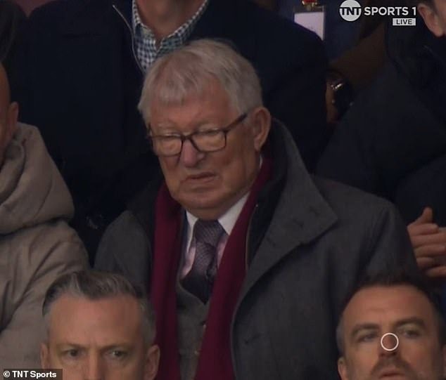 MU đi vào lịch sử… theo cách không mong muốn, đến Sir Alex Ferguson ngồi khán đài còn ngán ngẩm - Ảnh 1.