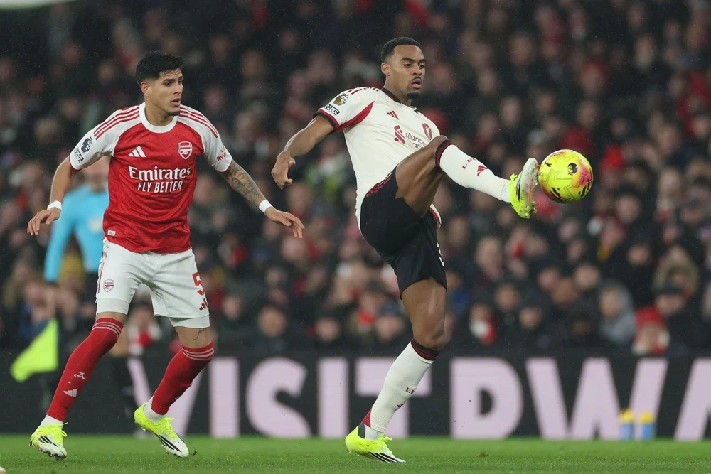 Arsenal chia điểm Liverpool tại Emirates, giữ vững ngôi đầu Ngoại hạng Anh - Ảnh 1.