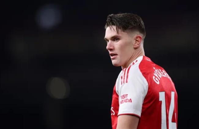 Mikel Arteta len tieng bao ve Viktor Gyokeres.