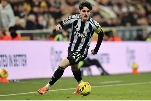 Arsenal gia nhap cuoc dua gianh Tino Livramento.