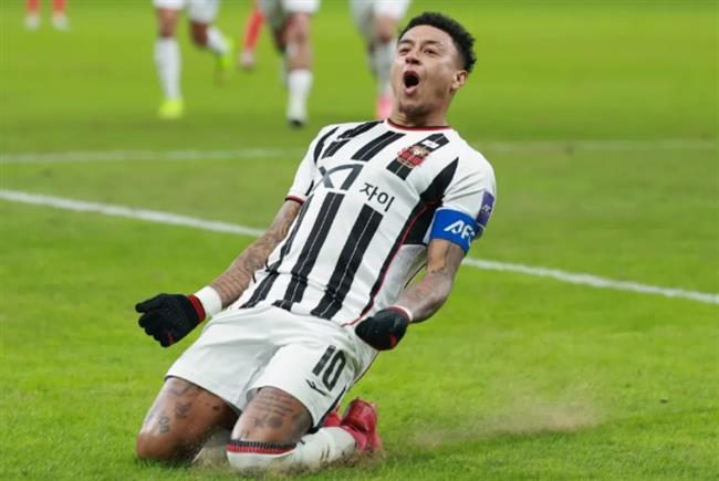 Jesse Lingard được khuyên nên trở lại với bóng đá Anh. Jesse Lingard duoc khuyen nen tro lai voi bong da Anh.