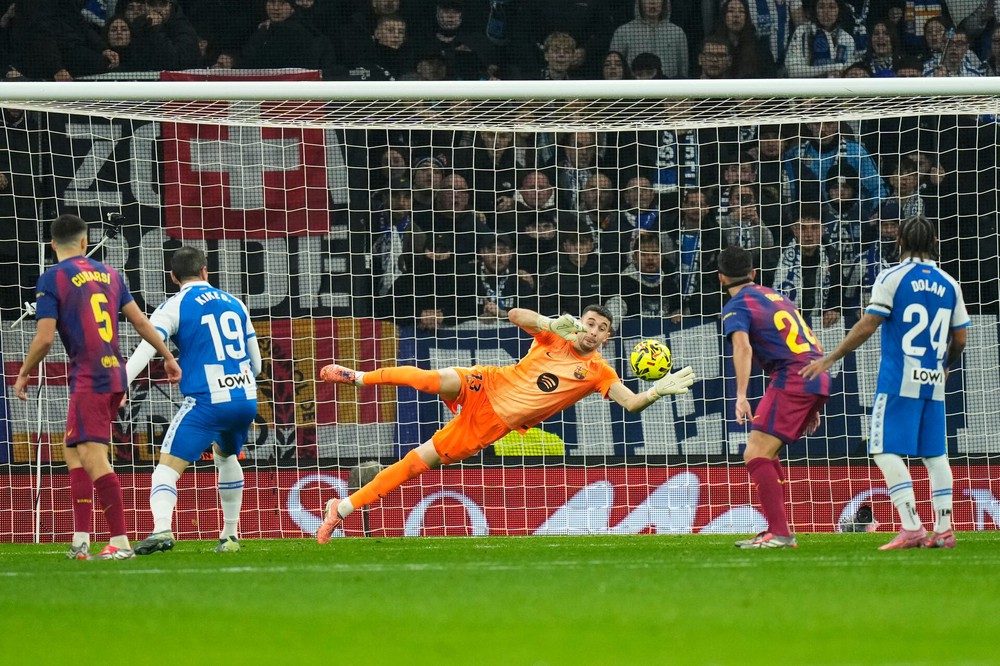 Joan Garcia, hoàng tử mới của Barcelona - Ảnh 1.