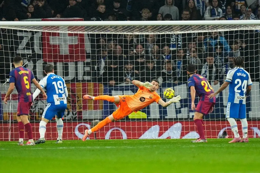 Joan Garcia, hoàng tử mới của Barcelona - Ảnh 1.