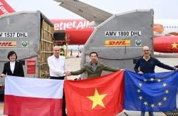 ba-lan-vien-tro-7-tan-hang-giup-viet-nam-khac-phuc-hau-qua-bao-lut-20251229222112