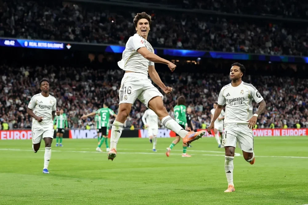 Thần đồng 21 tuổi rực sáng với hat-trick, Real Madrid đại thắng Real Betis 5-1 - Ảnh 1.
