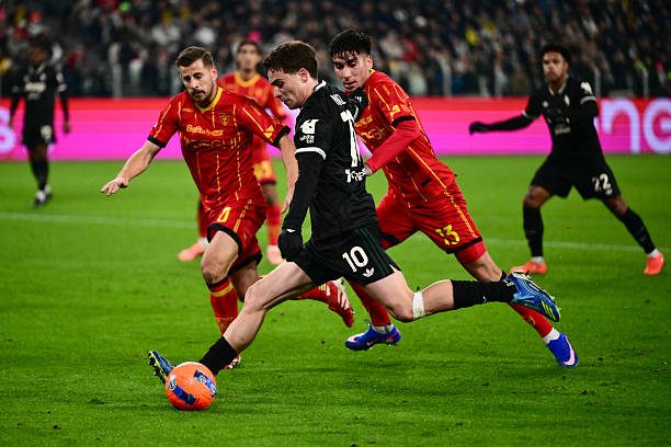 Juventus bị Lecce (áo đỏ) cầm hòa 1-1 ở vòng 18 Serie A