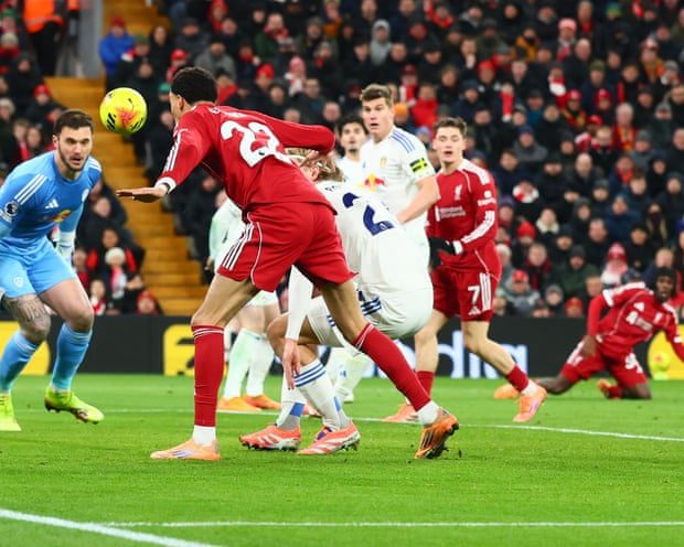 Ngoại hạng Anh vòng 19: Man City và Liverpool cùng mất điểm, Arsenal hưởng lợi - Ảnh 1. Ngoại hạng Anh vòng 19: Man City và Liverpool cùng mất điểm, Arsenal hưởng lợi - Ảnh 1.