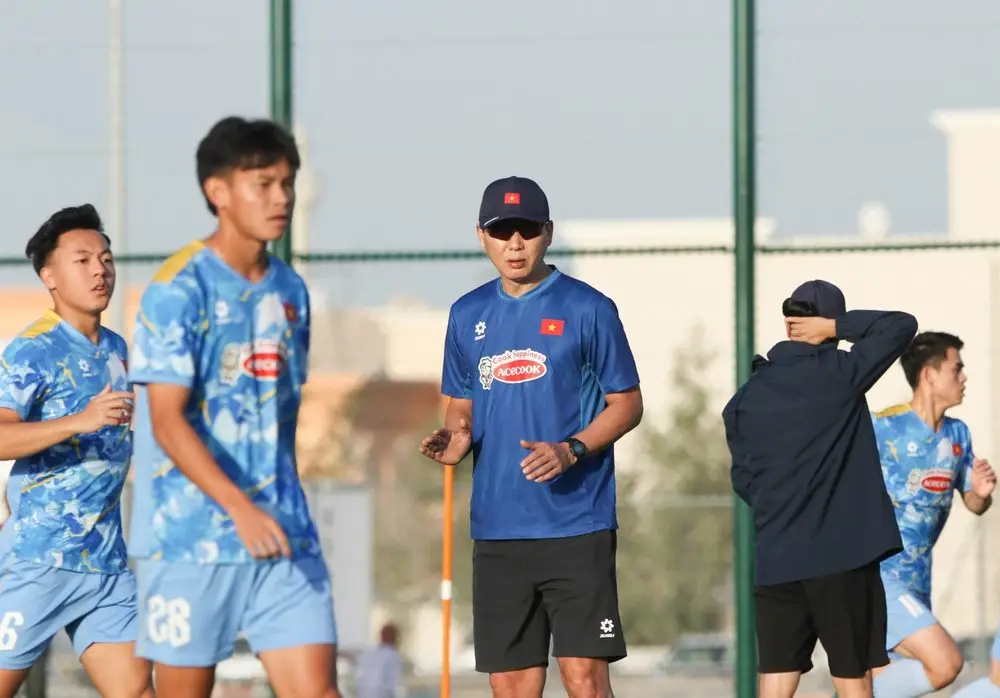 Tin nóng bóng đá Việt hôm nay 2/1: U23 Việt Nam tập căng trước khi sang Saudi Arabia; CLB Hà Tĩnh thử việc cầu thủ Việt kiều Pháp - Ảnh 1.
