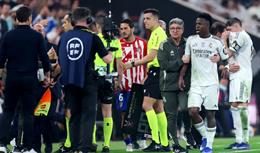 Vinicius Jr 'lời qua tiếng lại' với HLV Simeone tại Siêu cúp Tây Ban Nha
