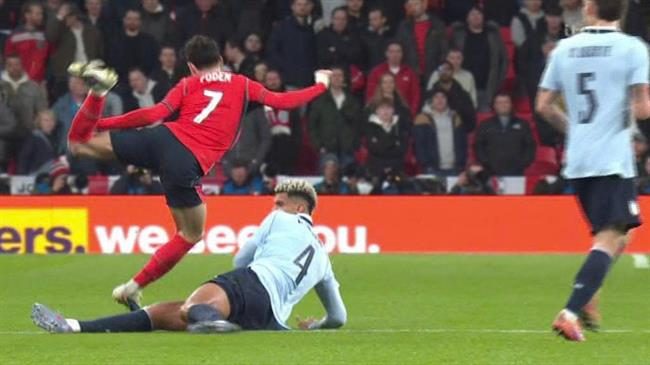 Pha phạm lỗi gây phẫn nộ của Ronald Araujo với Phil Foden