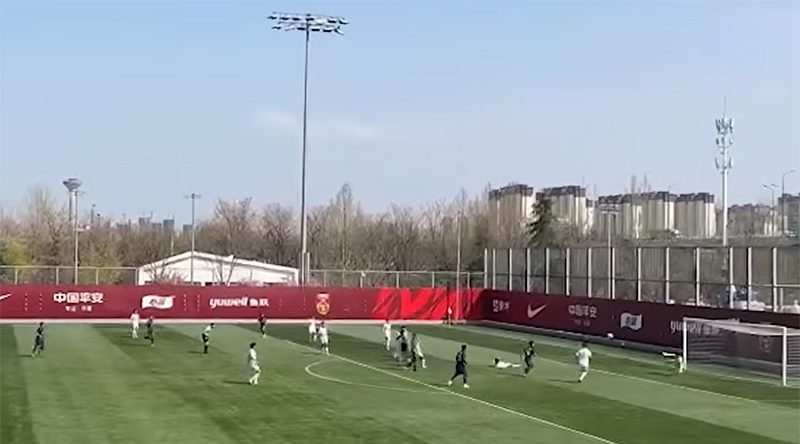 Sự xáo trộn ở hàng thủ U23 Việt Nam là một phần nguyên nhân khiến chúng ta nhận bàn thua ngay giây thứ 25 trận gặp U23 Thái Lan. Ảnh chụp màn hình